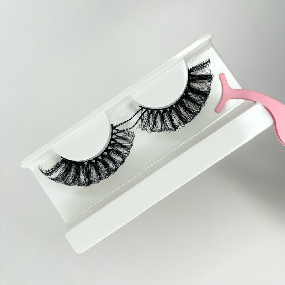 TAMERA LASHES - Picture 3 of 4